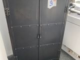une armoire en métal noir dans un coin de la pièce