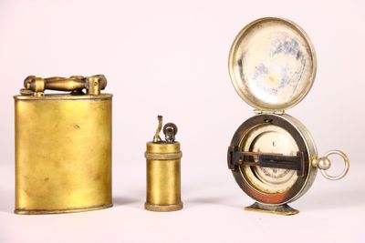 trois types différents d'objets en laiton sur un fond blanc
