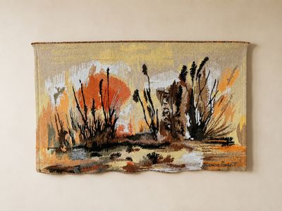 une image représentant une tapisserie accrochée au mur d'un salon