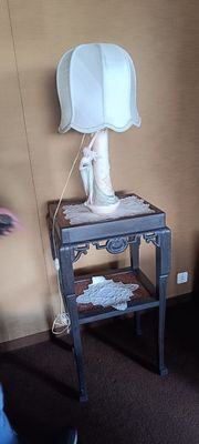 Une sellette en bois mouluré et sculpté de style chinois (ac…