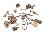 Plusieurs types de bijoux sont disposés sur une surface blanche