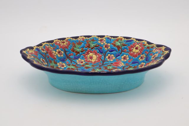 LONGWY - Coupe ovale sur talon en faïence à décor polychrome de f...