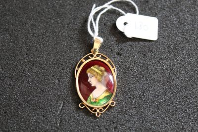Gros plan sur un collier portant l'image d'une femme