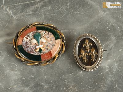deux broches posées l'une à côté de l'autre