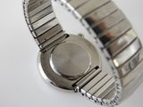 gros plan d'une montre-bracelet sur une surface blanche