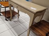 une petite table avec un tiroir, dans un magasin