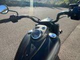 une moto garée sur le côté de la route