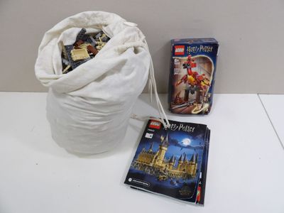un sac de Lego et un sac de livres Harry Potter posés sur une table