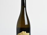 une bouteille de vin posée sur une table
