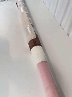 une batte de baseball emballée dans du plastique, posée sur une table