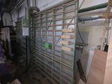 une pièce où le bois et le métal sont très présents