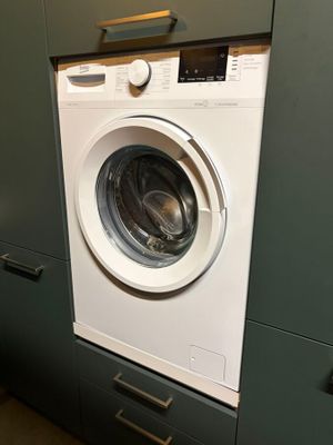 un lave-linge et un sèche-linge dans une petite pièce