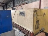une machine qui se trouve à l'intérieur d'un bâtiment