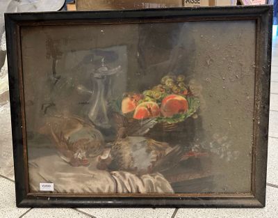 une photo d'une photo représentant un chat et une corbeille de fruits posée sur une table