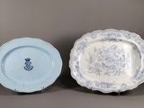 deux assiettes bleues et blanches posées l'une à côté de l'autre sur une table