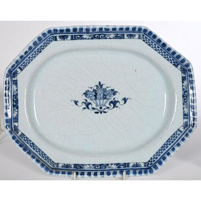 une image représentant une assiette bleue et blanche ornée d'un motif