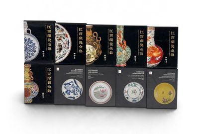 une boîte contenant douze vases chinois posée sur une surface blanche