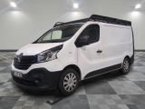 la camionnette blanche est garée sur un sol carrelé en damier