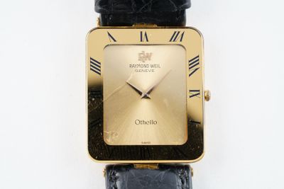 une montre en or avec des chiffres romains sur le cadran