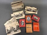 un grand nombre de cartes postales anciennes qui se trouvent sur la table