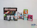 un grand nombre de jouets posés sur une table