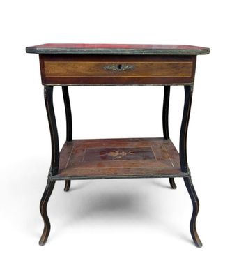 une vieille table en bois surmontée d'un tiroir