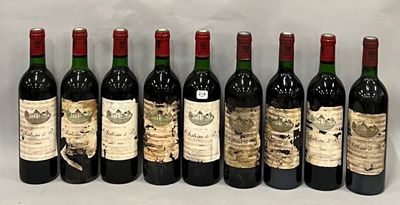 six bouteilles de vin sont alignées sur une table