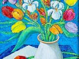 peinture d'un vase de fleurs sur une table à fond bleu