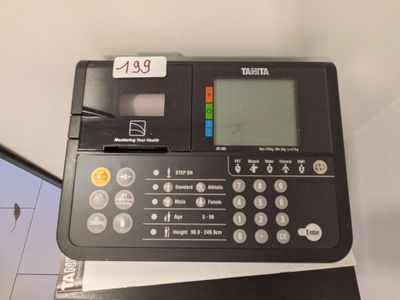 une calculatrice posée sur une table, à côté d'un ordinateur portable