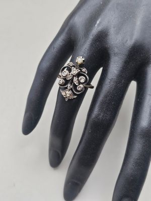 une image représentant la main d'une femme avec une bague au doigt