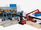 un camion jouet équipé d'une grue et d'une caisse remplie de cartons