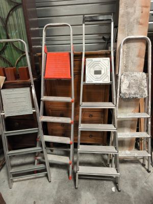 a lot of ladders that are sitting in a room