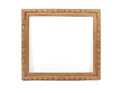 un cadre photo en bois sur fond blanc