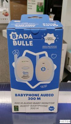 une boîte contenant le matériel audio d'un babyphone, posée sur une table