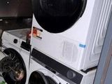 une pile de machines à laver et un sèche-linge dans une pièce