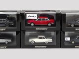 six modèles différents de voitures dans une vitrine