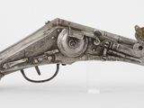 un vieux pistolet en argent orné d'un oiseau sur un fond blanc