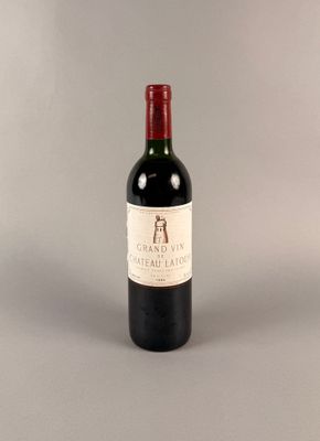 une bouteille de vin posée sur une table