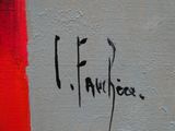 peinture représentant les mots « Je suis ici » inscrits sur la façade d'un immeuble
