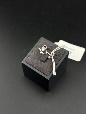 une image représentant une bague dans une boîte noire, entourée d'un ruban