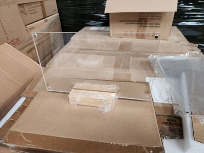 de nombreuses boîtes et colis posés sur une table dans un entrepôt