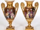 paire de vases en or ornés de représentations de femmes et d'hommes