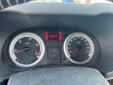un gros plan du tableau de bord d'une voiture, avec un compteur de vitesse et des jauges
