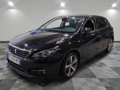 la photo d'une voiture noire sur un sol en damier