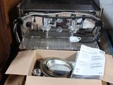 une boîte dans laquelle se trouve une cuisinière et une boîte dans laquelle se trouve une casserole