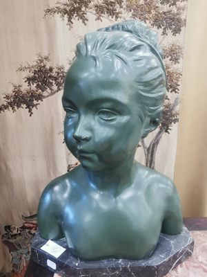 BUSTE de jeune fille en platre imitant le bronze reposant su…