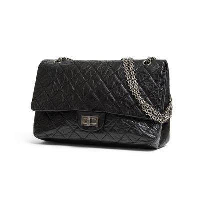 sac à bandoulière en cuir matelassé noir avec une bandoulière en chaîne