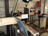 une machine qui travaille sur une pièce de bois