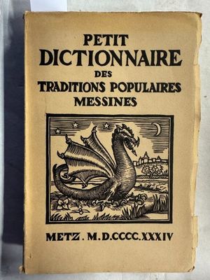 un vieux livre sur lequel figure l'image d'un dragon