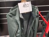 une vitrine présentant des vestes et des blousons dans un magasin